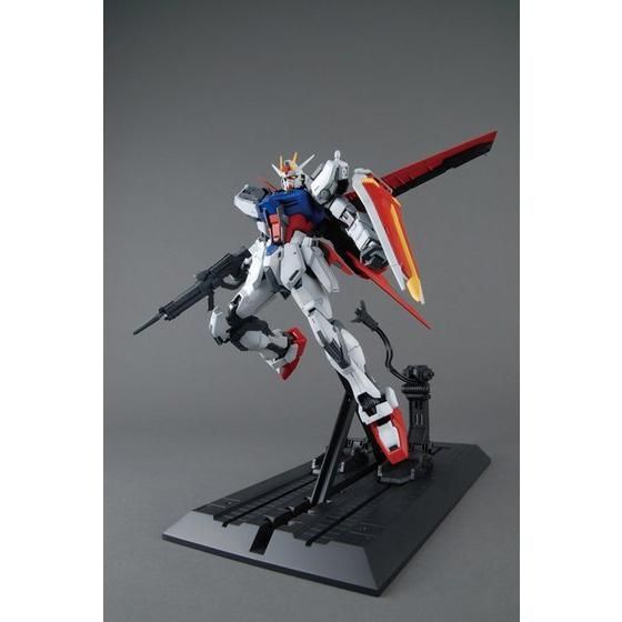 Bandai: MG 1/100 Aile Strike Gundam Ver. RM